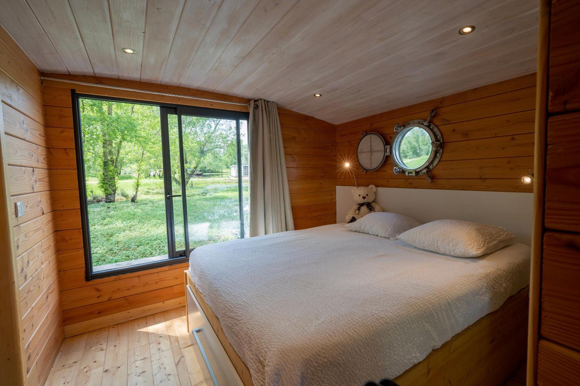 Village Toue Du Domaine Des Demoiselles Chassenard Room photo