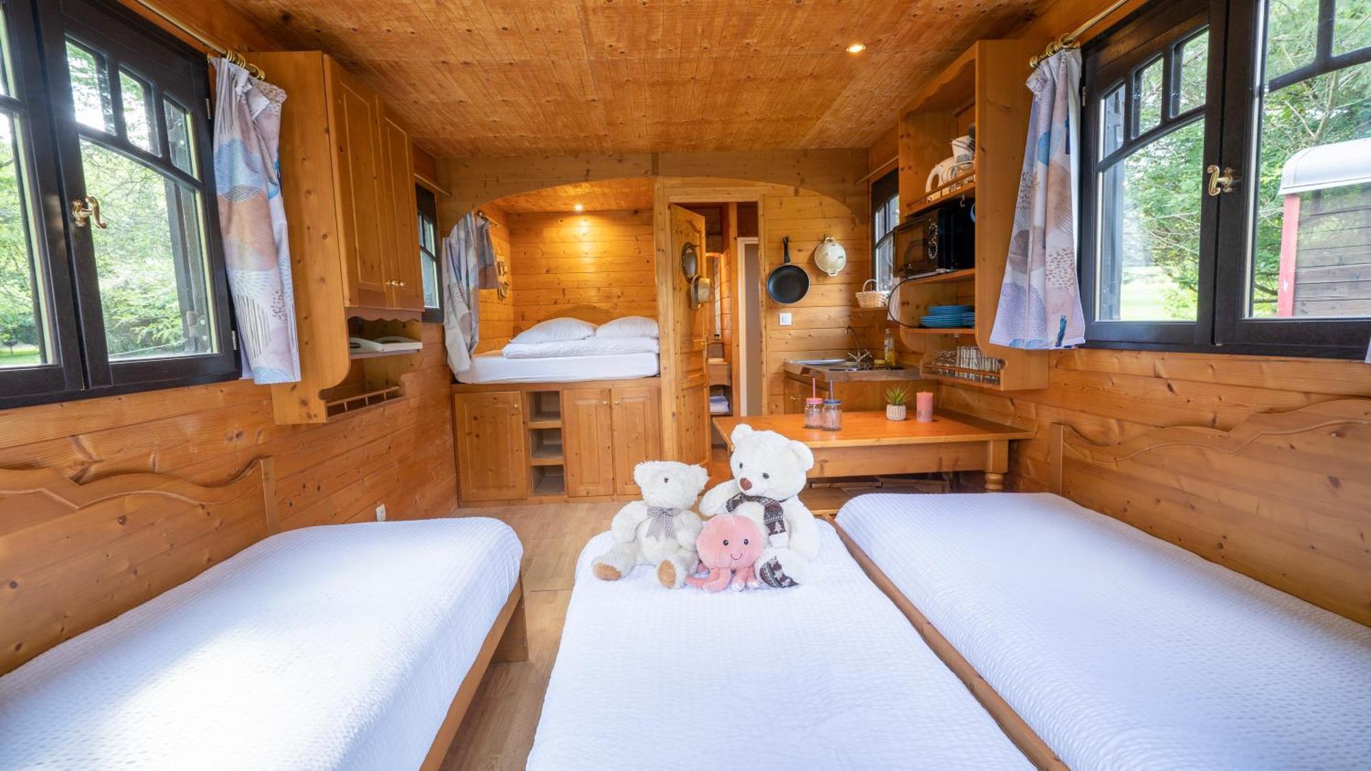 Village Toue Du Domaine Des Demoiselles Chassenard Room photo