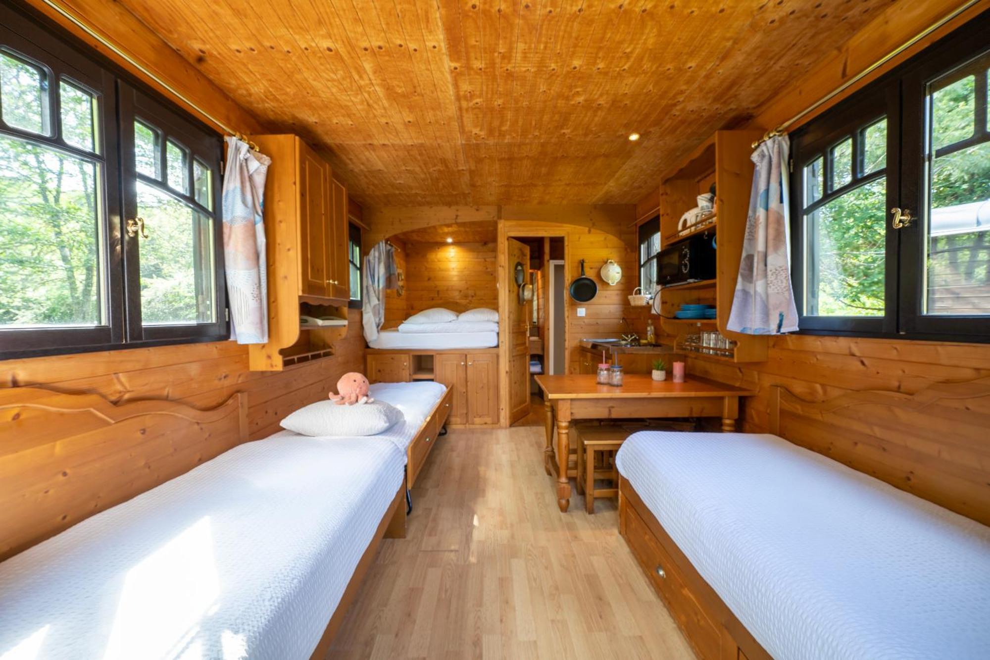 Village Toue Du Domaine Des Demoiselles Chassenard Room photo